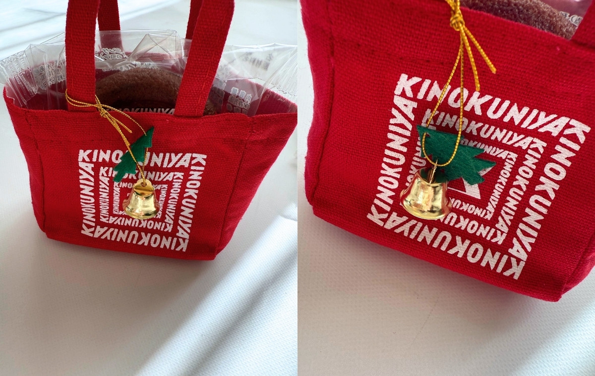 赤いミニバッグのアップショット