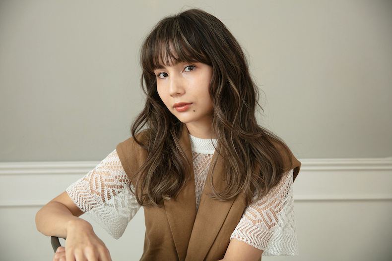 前髪ありのロングヘアの写真　正面