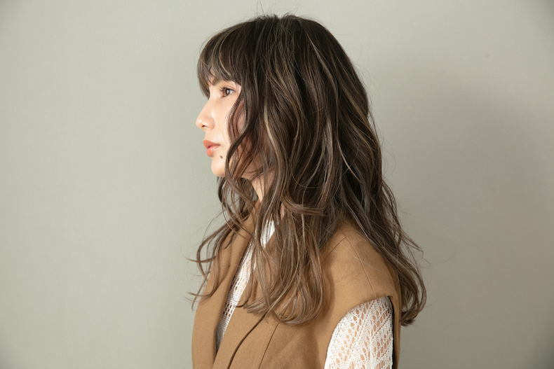 前髪ありのロングヘアの写真　横顔