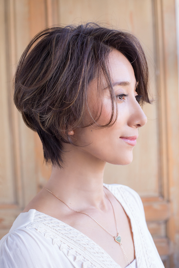 前髪なしのショートヘアの写真　横顔