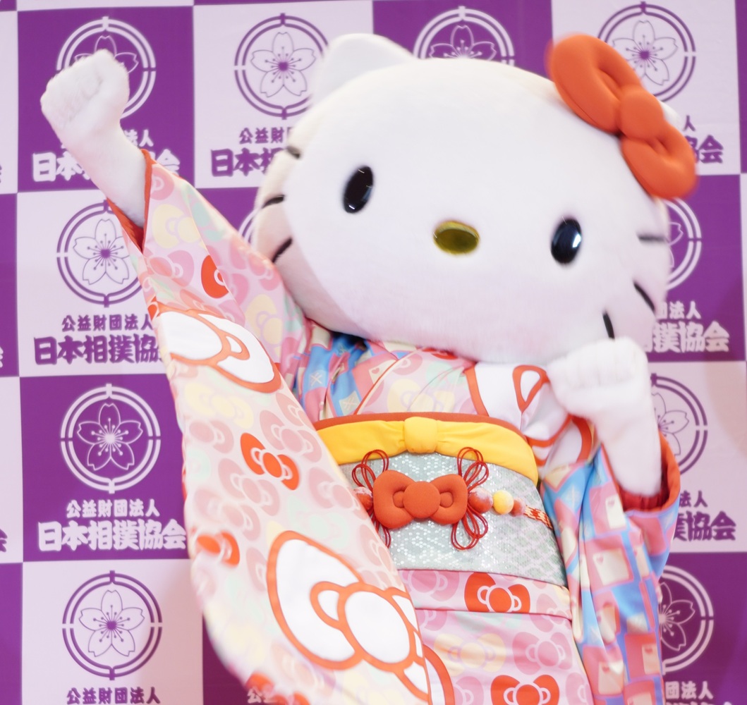 こぶしを振り上げ、やる気満々のキティ！