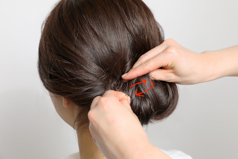 ピンを差し入れている後頭部写真