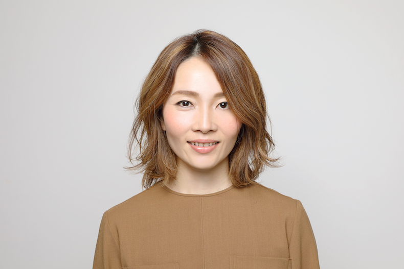 ウェーブがかかった前髪なしボブヘアの正面写真