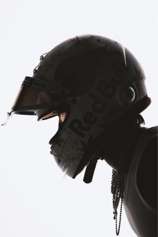 ヘルメットをかぶった角田選手の横顔の写真