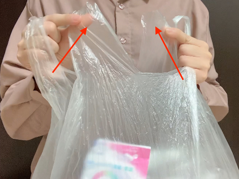 ゴミ袋の小さい取っ手を持つ様子