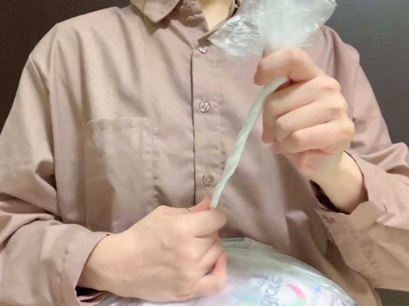 ゴミ袋の上部をねじった様子