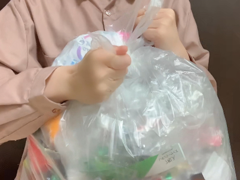 ゴミ袋の小さい取っ手を固結びする様子