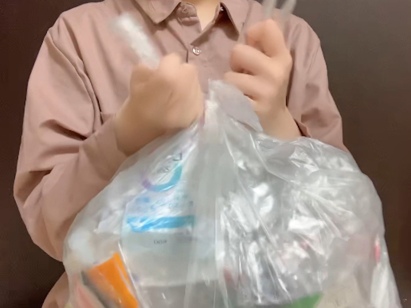 ゴミ袋の大きい取っ手を固結びする様子