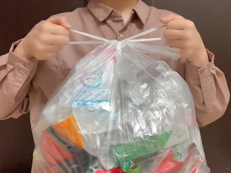 ゴミ袋の大きい取っ手の固結びが終わった様子