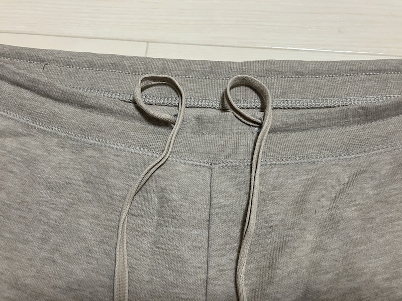 ズボンの紐を輪の形にしている写真