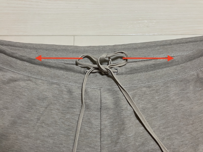 紐を引っ張っている写真