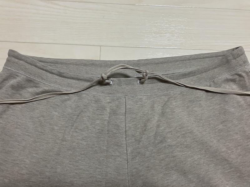 結び目を広げて緩めている写真