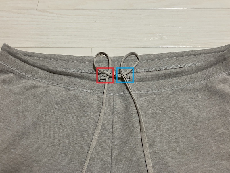 わっかにした紐の画像。赤と青の四角で囲まれている