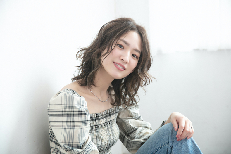アッシュカラーヘアの女性の写真