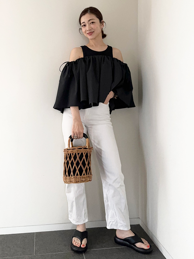 白パンツ×黒トップス×黒サンダル