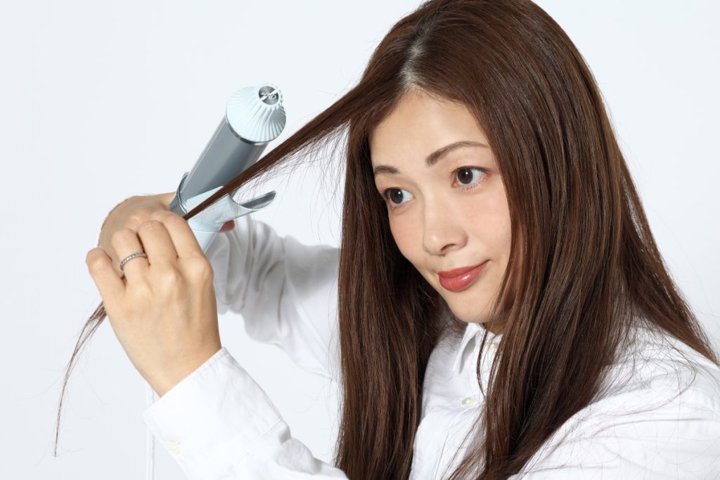 1：カールアイロンでワンカール巻く