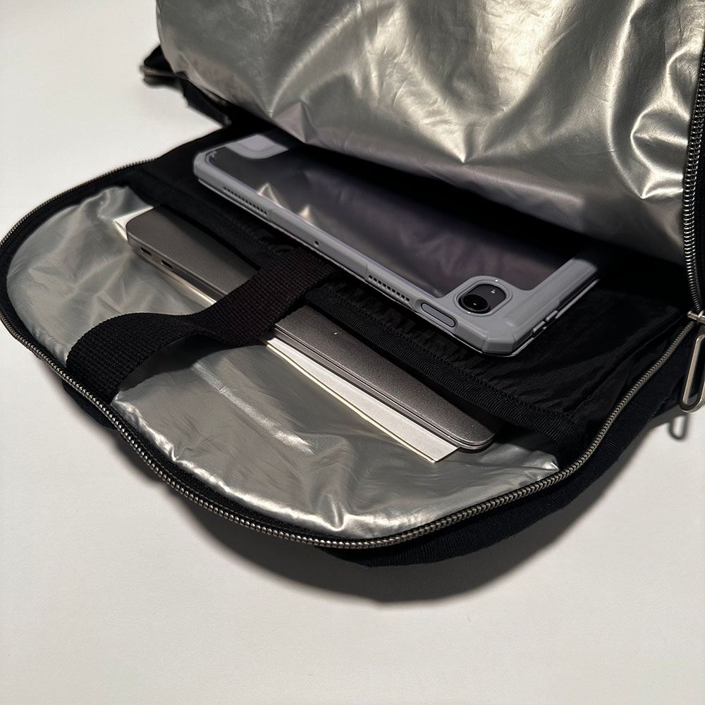 【レスポートサック】ESSENTIAL CARRYALLの中にPCやタブレットを入れている写真