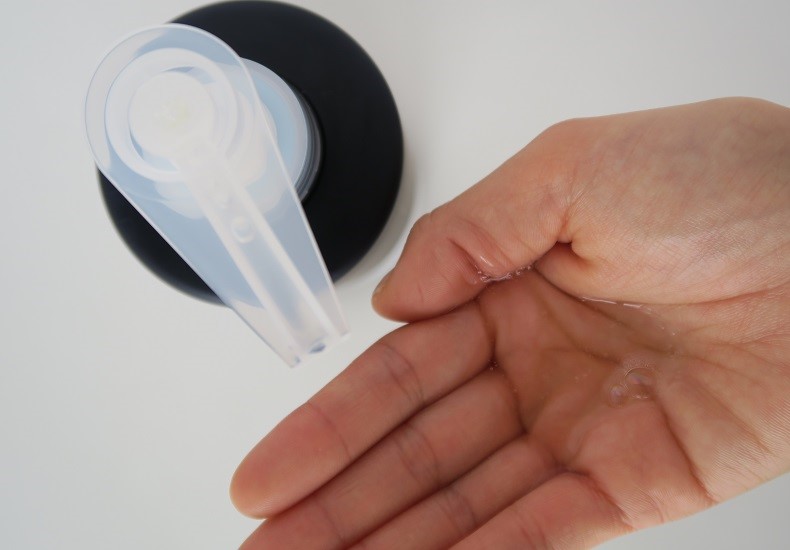 透明なシャンプーを手に出した写真