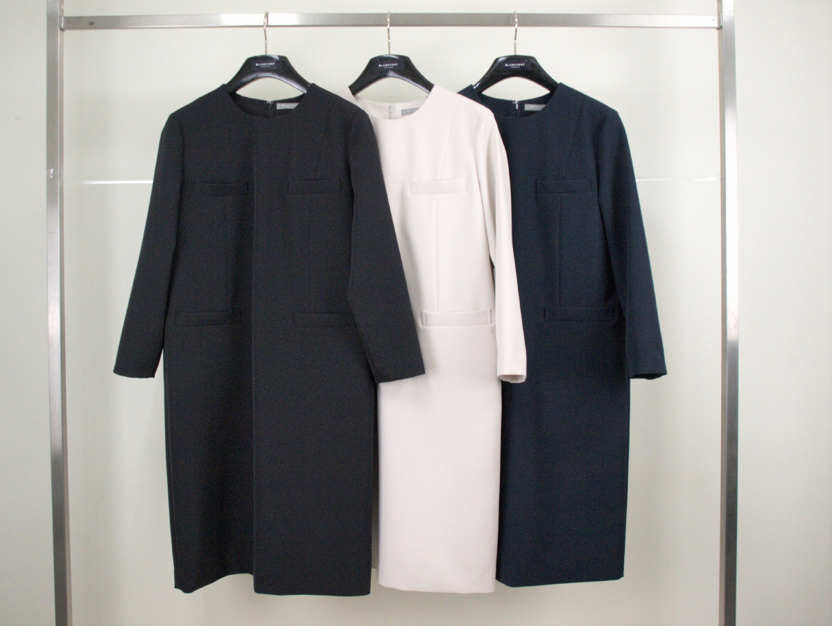 ハンガーに吊るされた3色のワンピース