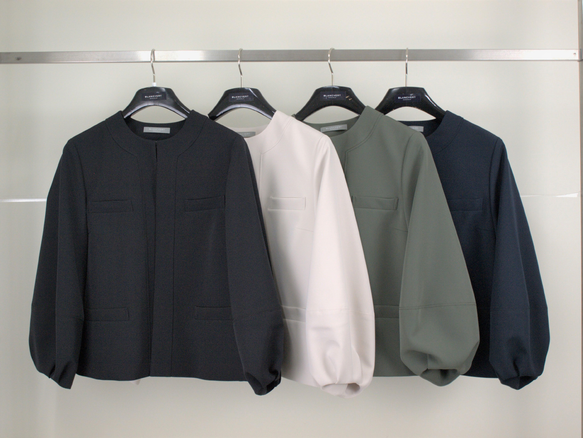 ハンガーに吊るされた4色のジャケット