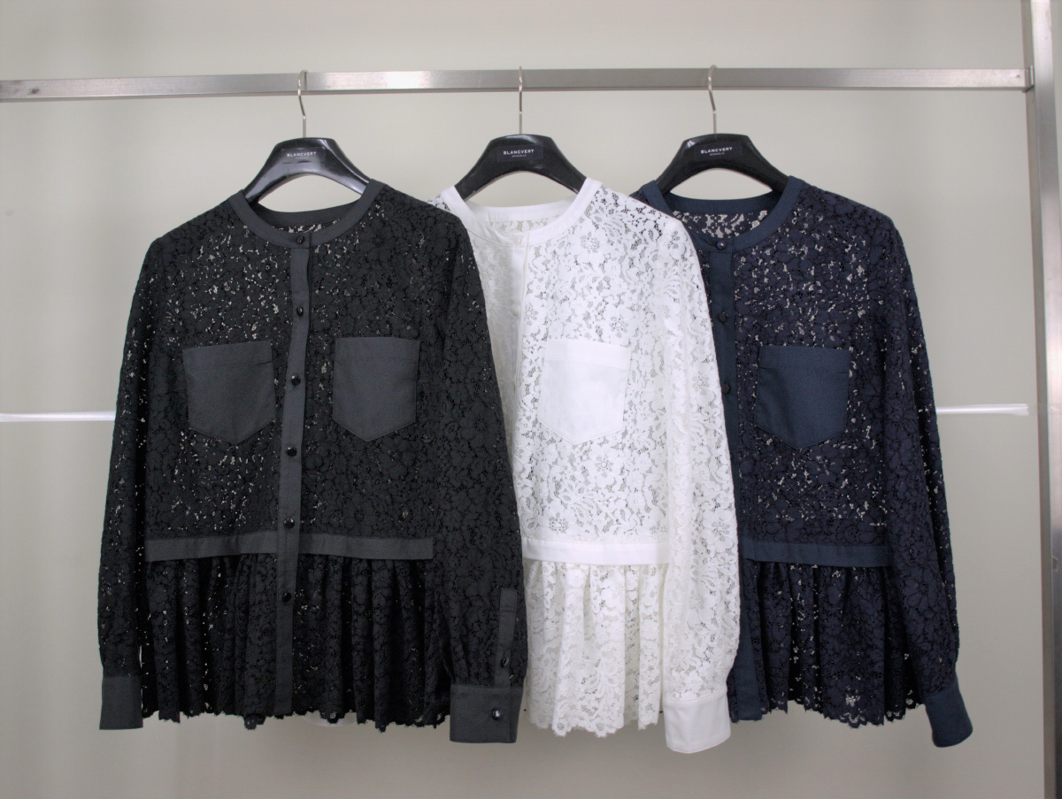 ハンガーに吊るされた3色のレースブラウス