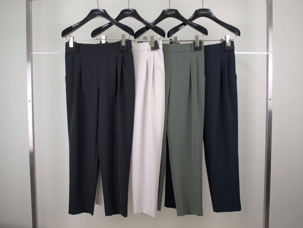 4色のテーパードパンツ