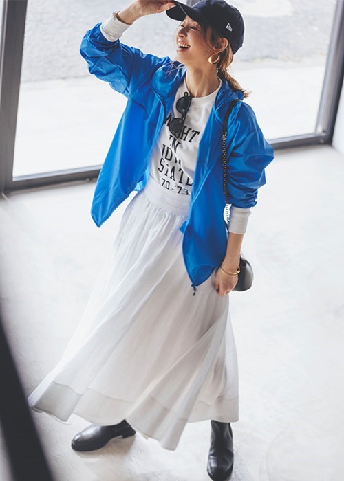 青ブルゾン×白ロゴTシャツ×白スカート