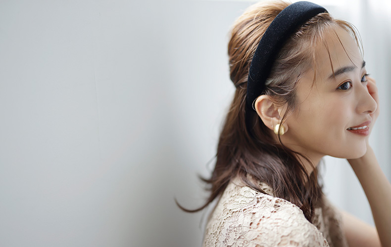カチューシャをつけたハーフアップスタイルの写真 横顔