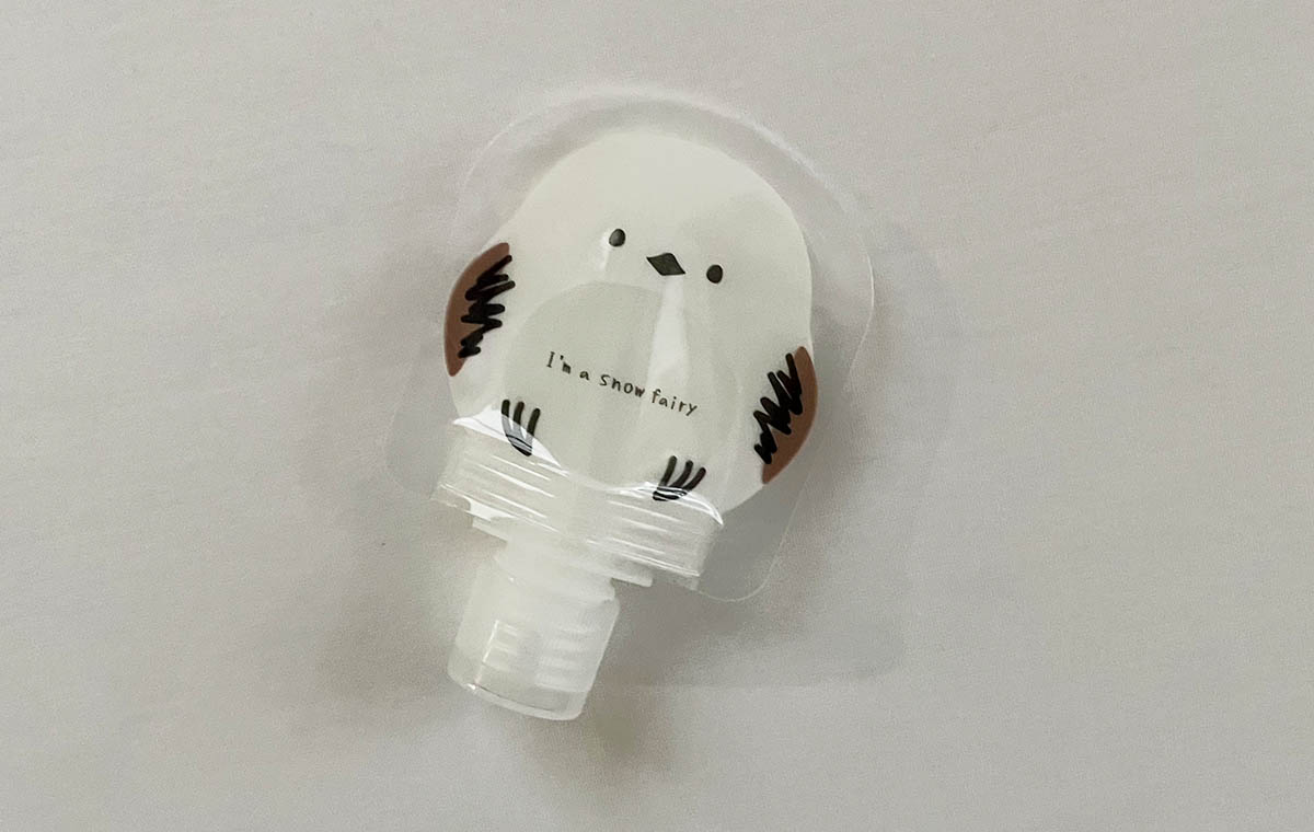 キャンドゥの「詰め替えパウチ シマエナガ柄」