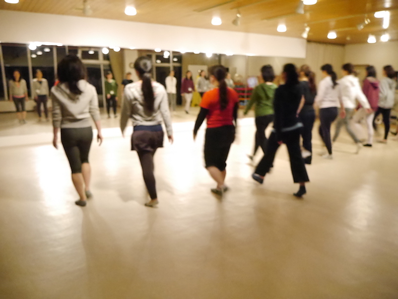 できるだけ早く、大股で歩く