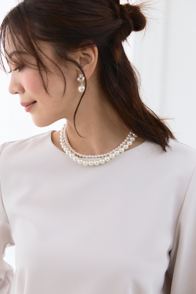 パールピアス・ネックレスを着用した人