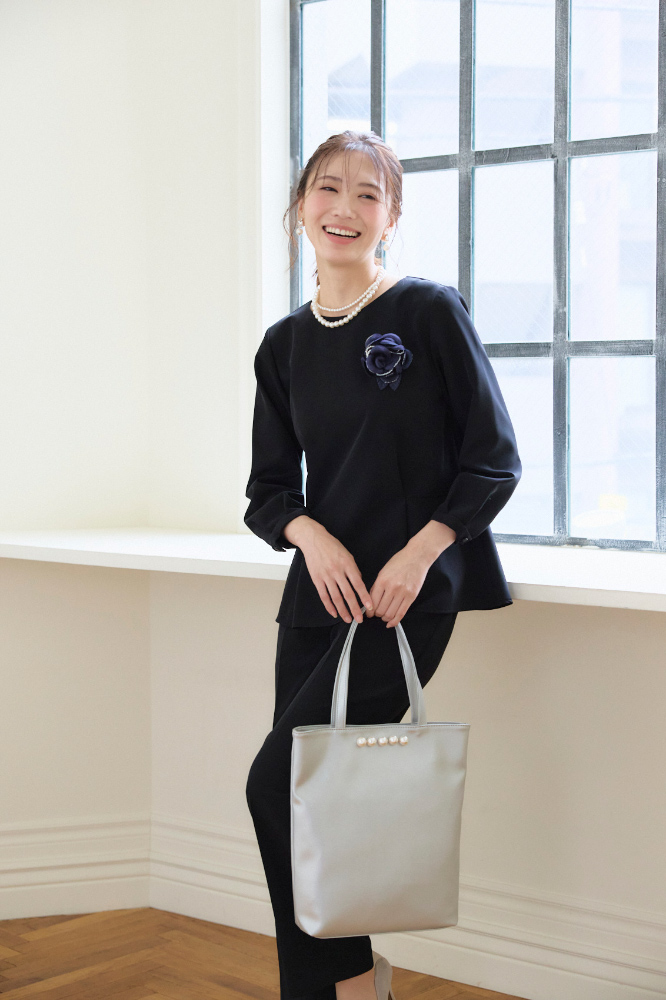 シルバーのサブバッグを持った人