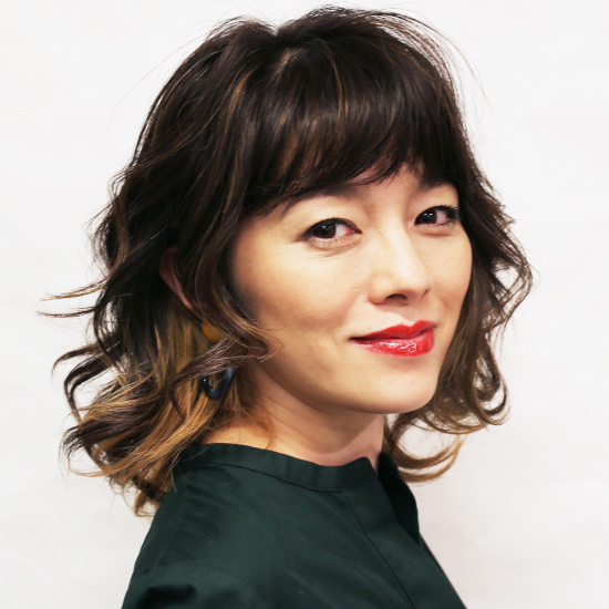 ハイライトとインナーカラーを入れたミディアムヘアの写真　正面