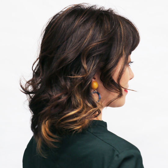 ハイライトとインナーカラーを入れたミディアムヘアの写真　横顔