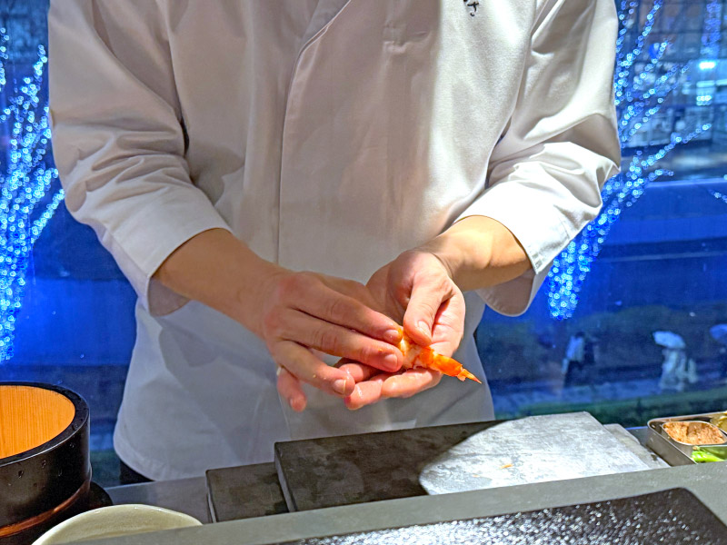 鮨すがひさ　板前が握っている写真