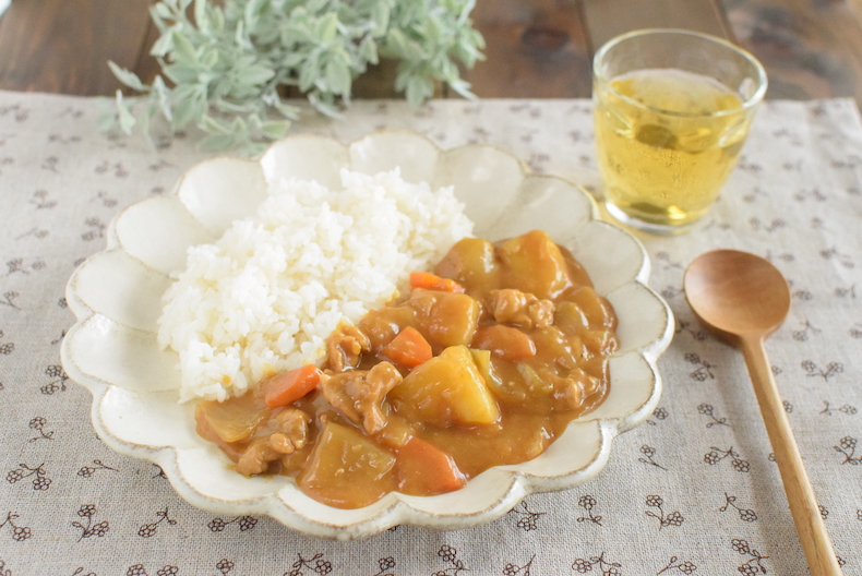 テーブルの上のカレー