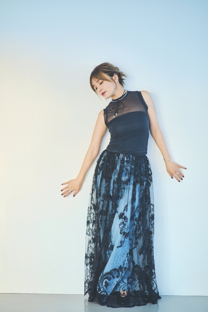 宇野さんのソロショット。全身写真