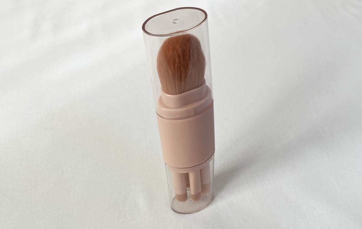 ダイソーの「5WAYメイクブラシ」が自立している様子