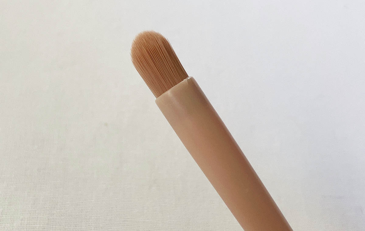 ダイソーの「5WAYメイクブラシ」のアイメイクブラシ(中)