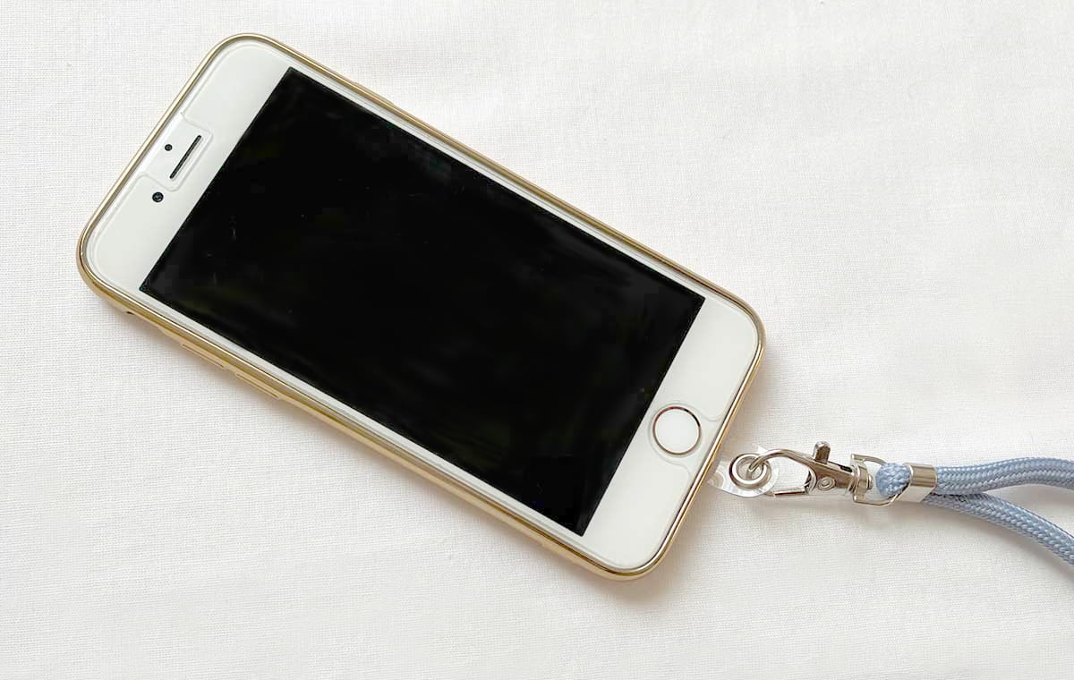 ストラップをスマホに装着した状態の写真