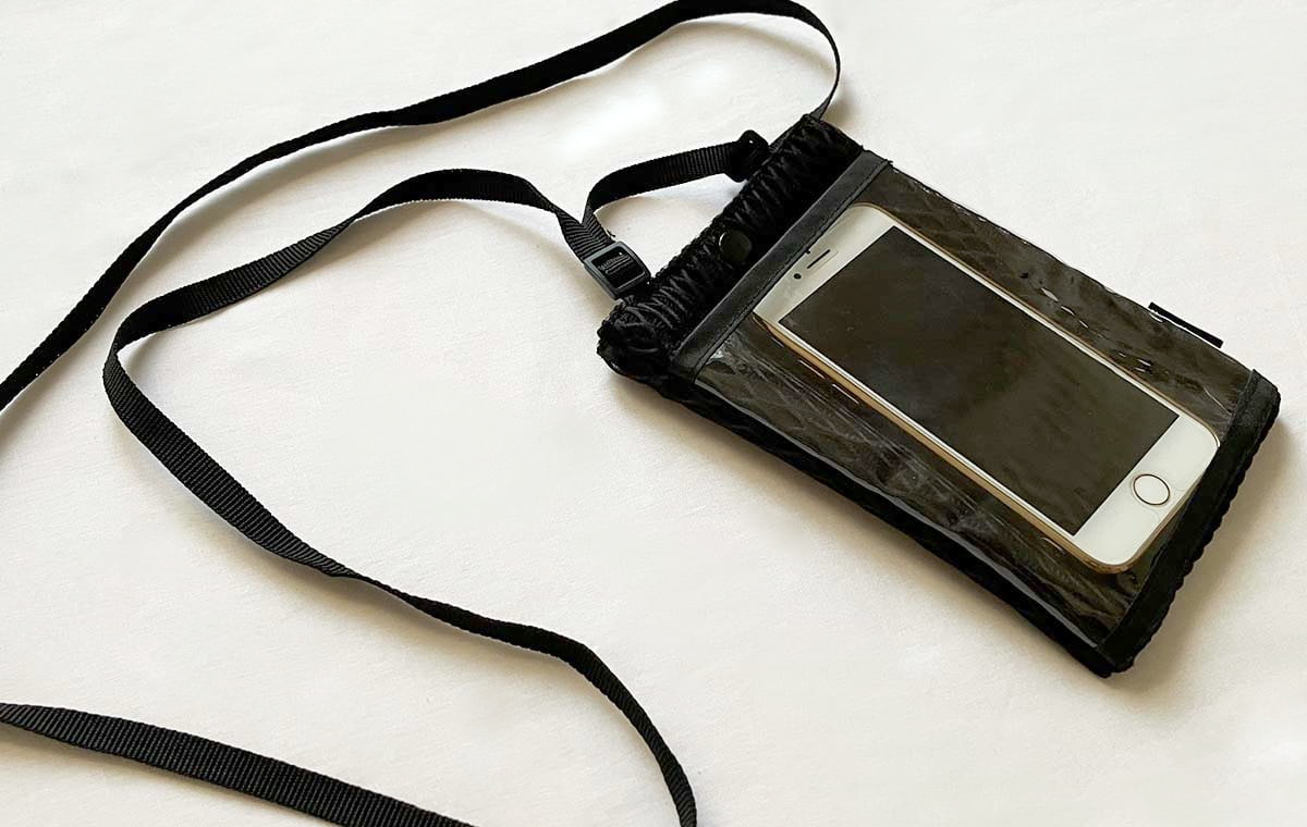 バッグの前ポケットにスマホを入れた状態の平置き写真