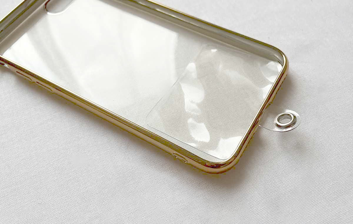 スマホケースに透明カードを差している写真