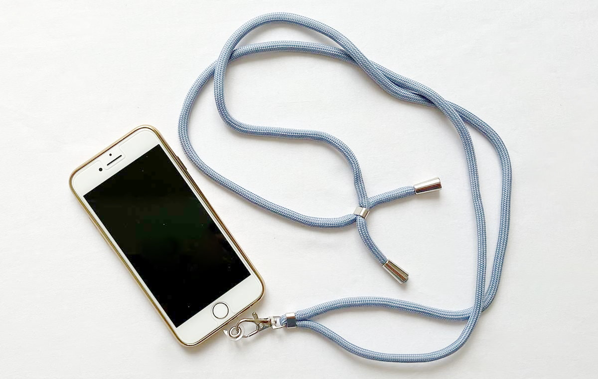 ストラップとスマホの平置き写真