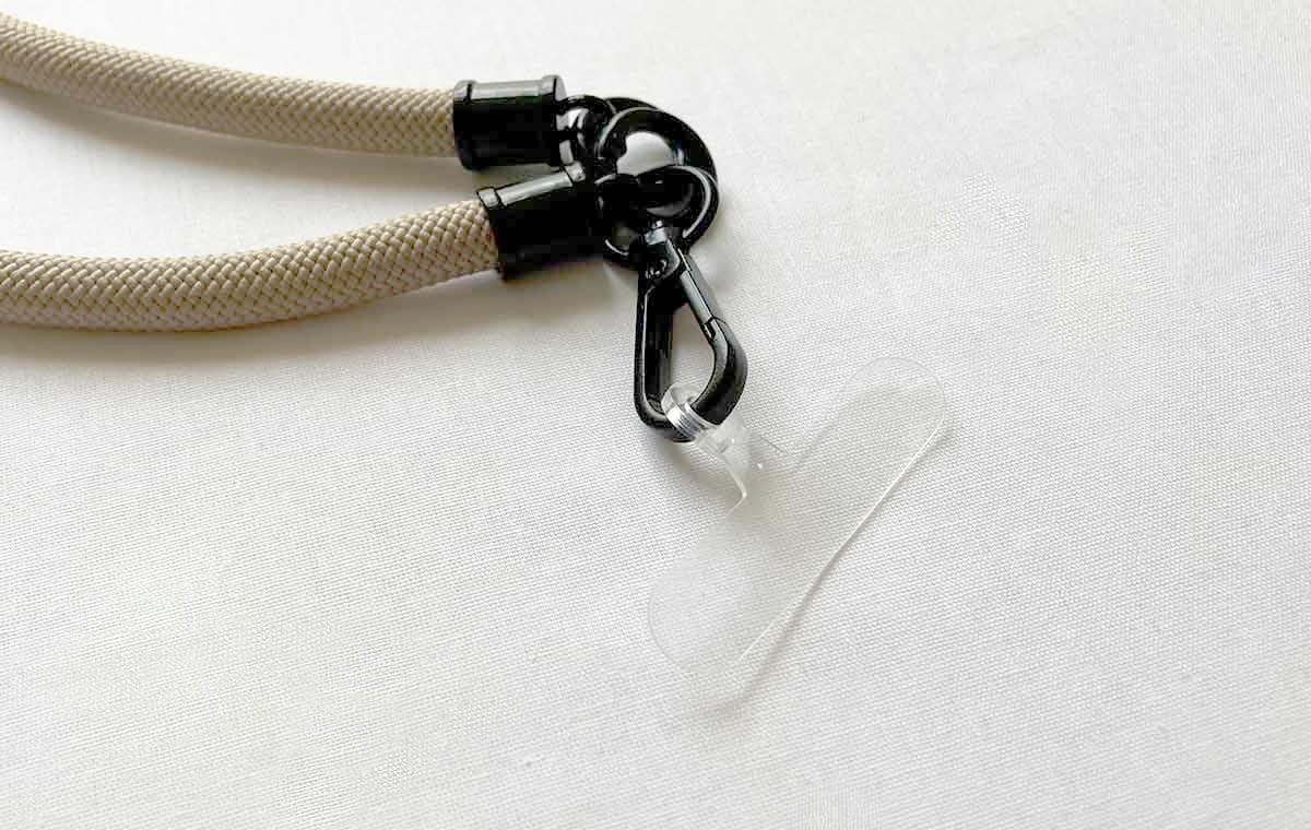 ストラップの金具とカード部分の写真