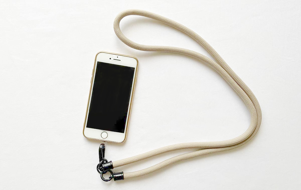 ストラップを装着したスマホの平置き写真