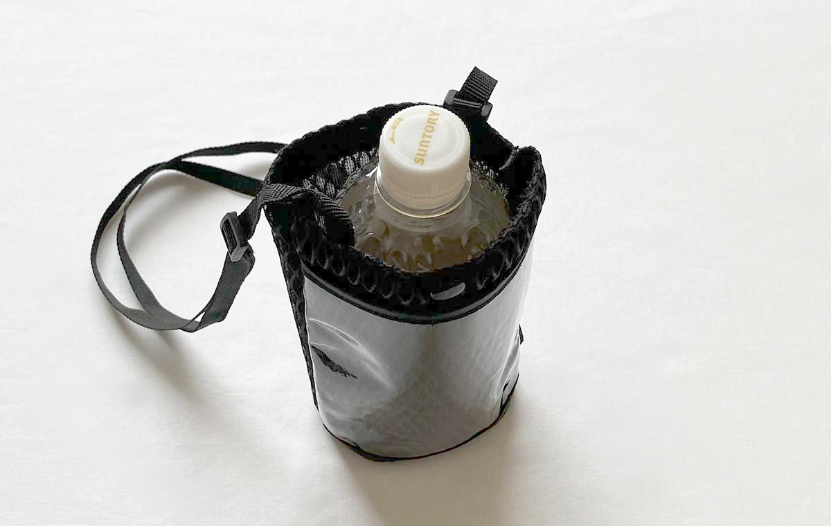 ショルダーにペットボトルを入れた写真