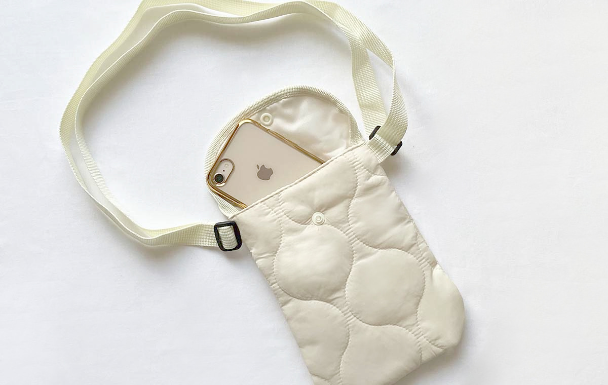 ショルダーにスマホを入れた状態での平置き写真