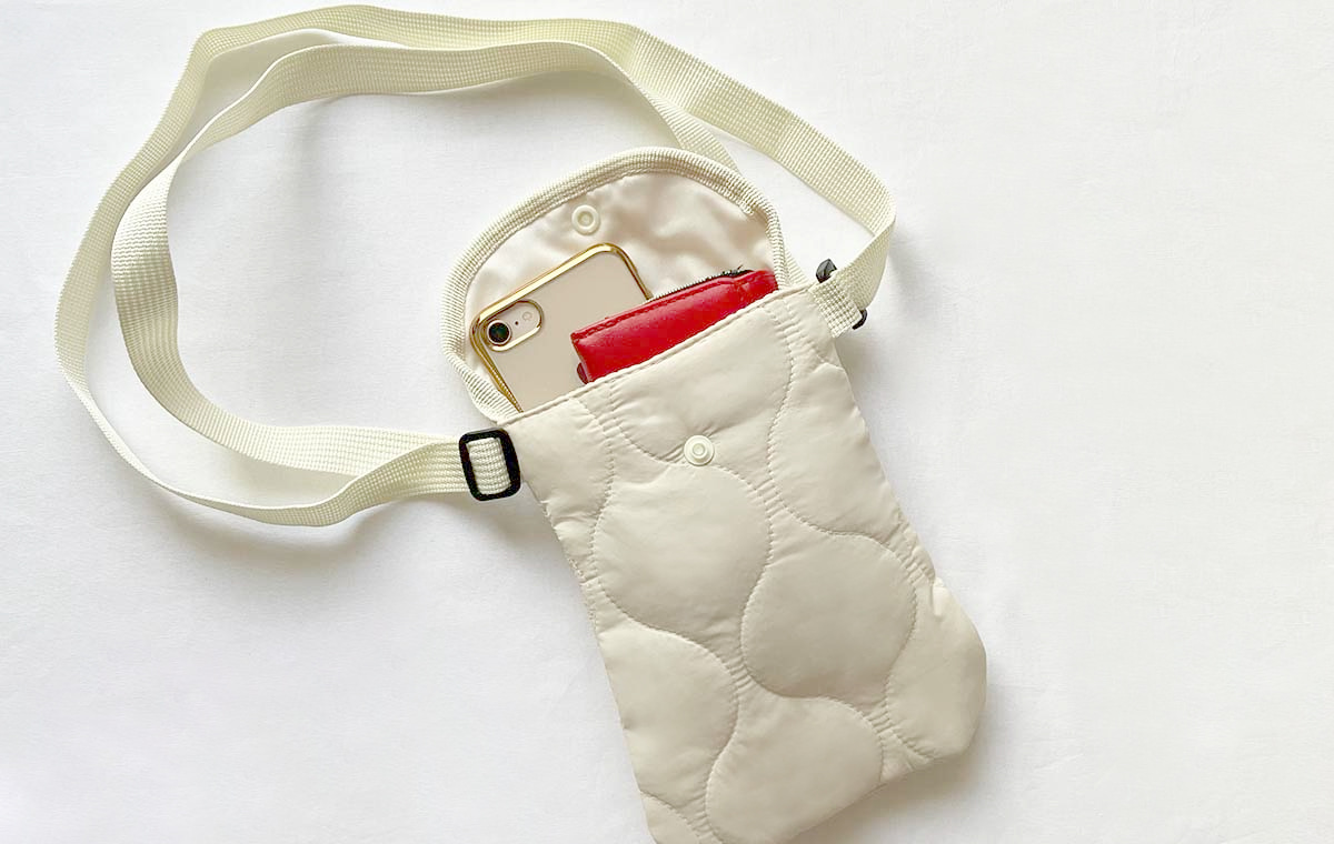 ショルダーにスマホとミニ財布を入れた状態の平置き写真
