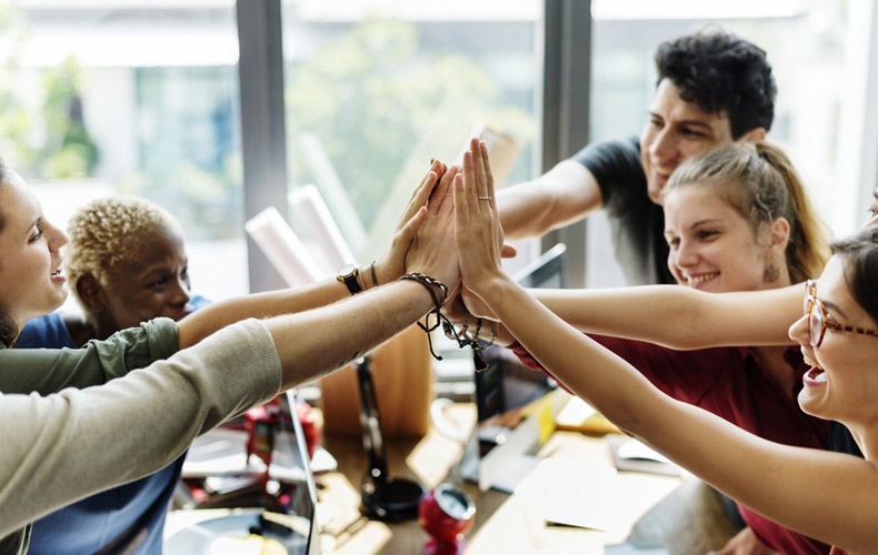 会議中にハイタッチ