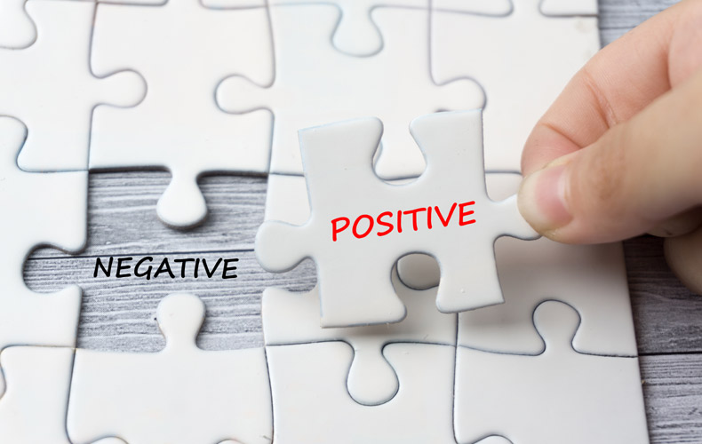ネガティブとポジティブを変換するイメージ写真
